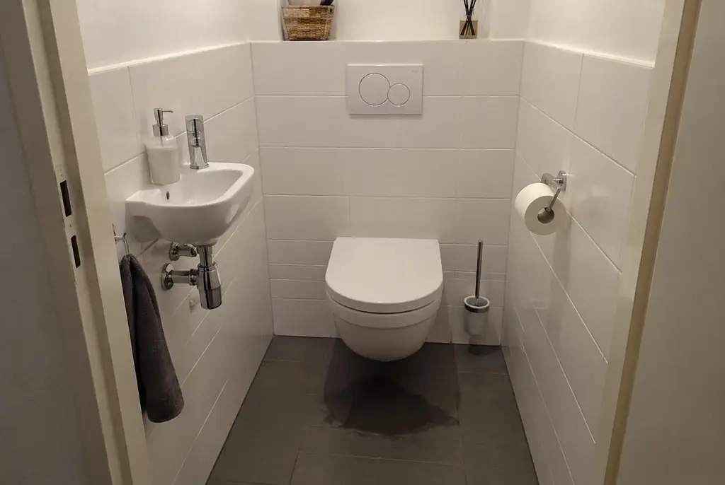 Lekdetectie Houten – natte vloer bij een toilet
