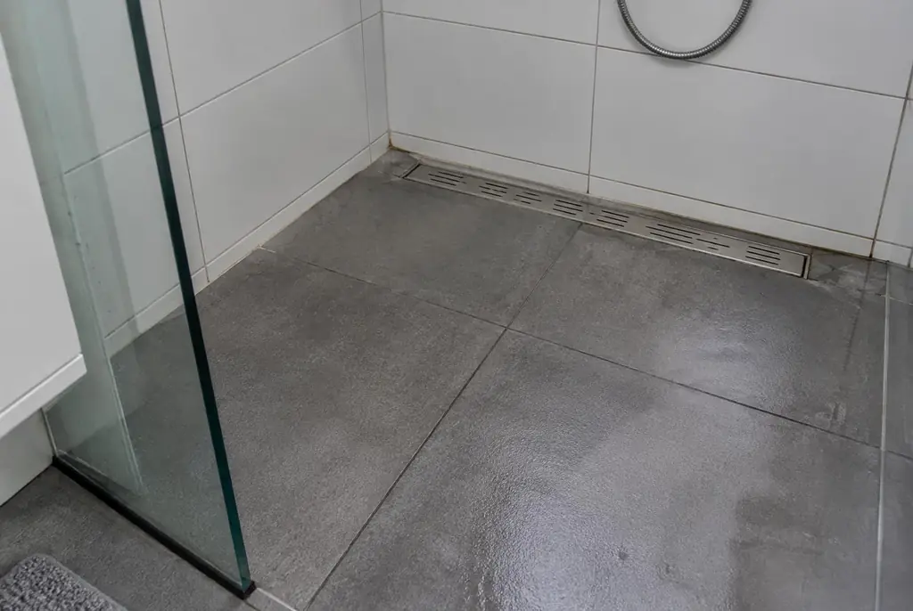 Lekdetectie Houten – lekkende inloopdouche met natte voegen