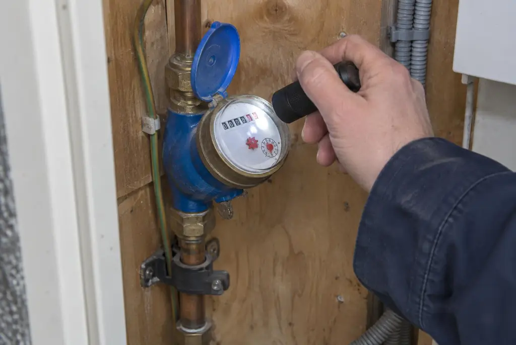 Lekdetectie Houten – watermeter in de meterkast controleren met een zaklamp